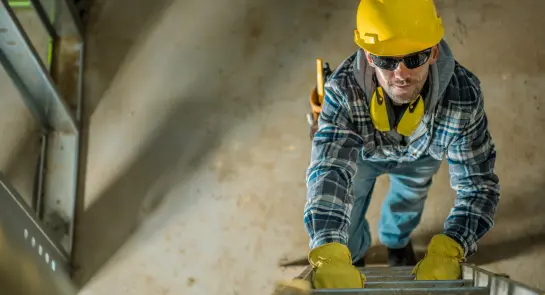 Pracownik na drabinie