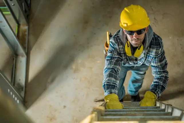 Pracownik na drabinie