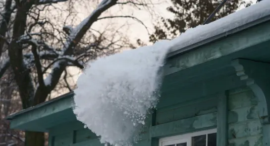 Bezpieczne-odsniezanie-dachow