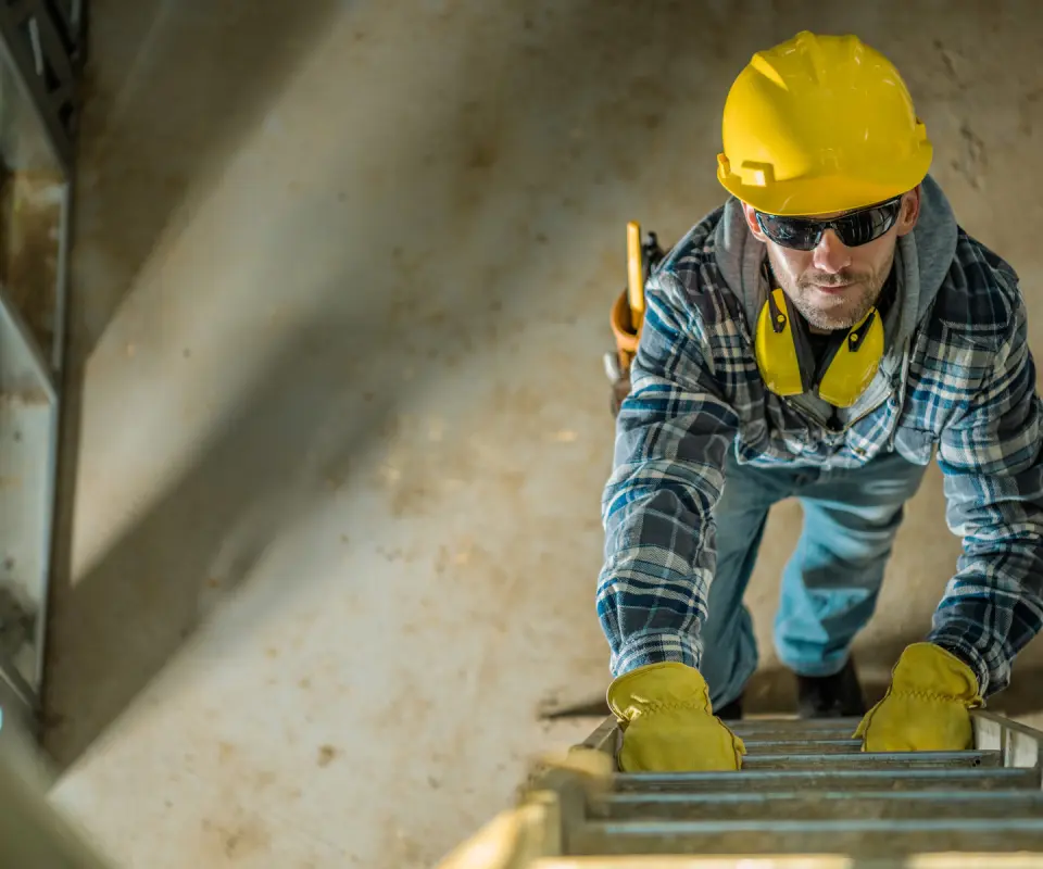 Pracownik na drabinie