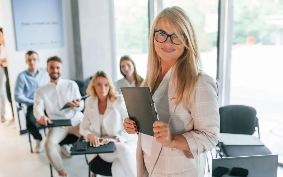 senior-woman-is-making-master-cl