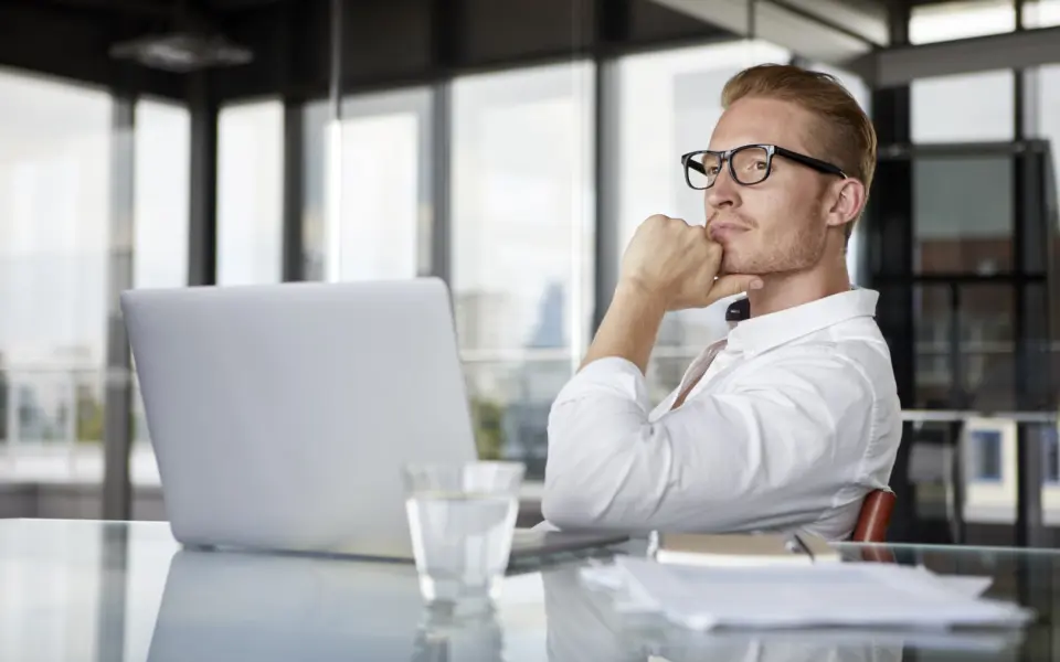 businessman-with-laptop-on-desk-in-office-thinking-2022-12-16-22-18-21-utc