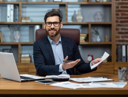 Uśmiechnięty prawnik pracujący przy biurku