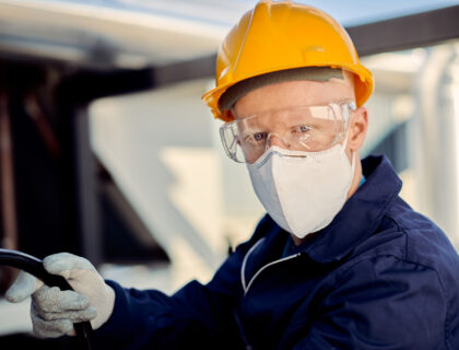 pracownik w kasku, masce i goglach