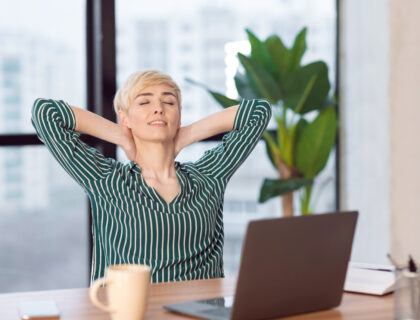 kobieta relaksująca się przy biurku