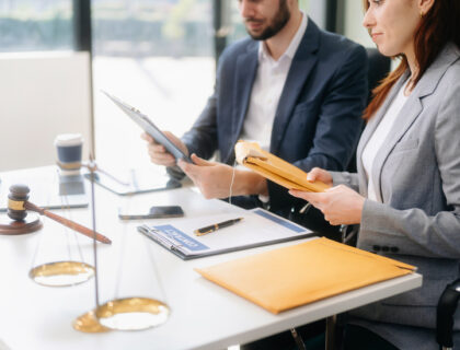 Prawnicy podczas audytu akt osobowych