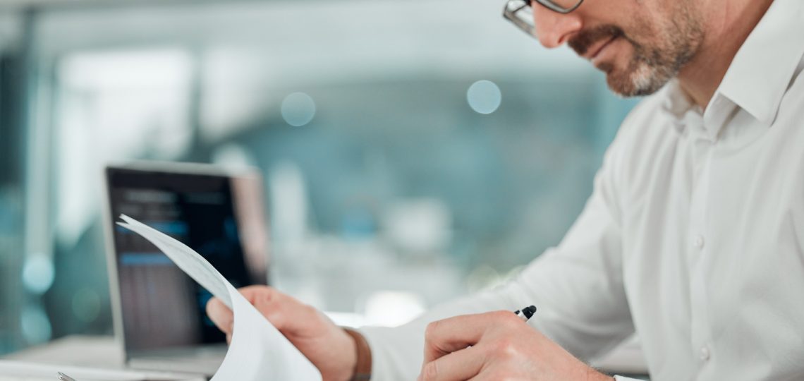 dojrzały mężczyzna wypełniający wniosek