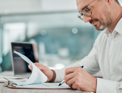 dojrzały mężczyzna wypełniający wniosek