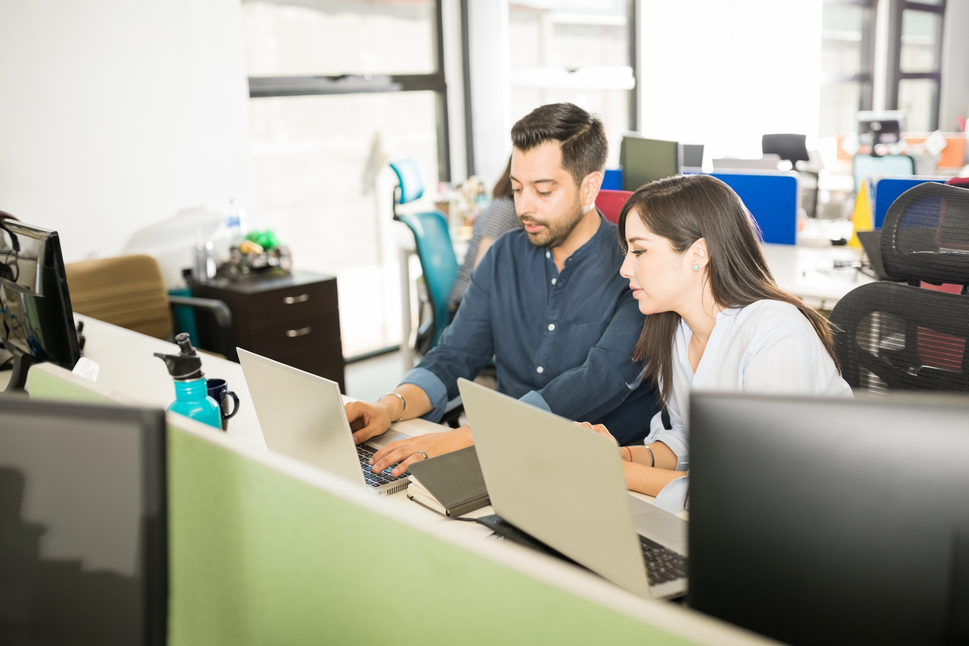 manager i managerka pochyleni nad laptopem