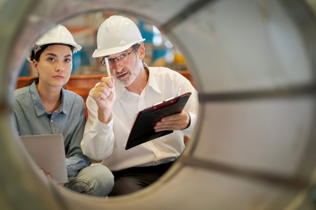 kontrolerzy podczas kontroli w fabryce