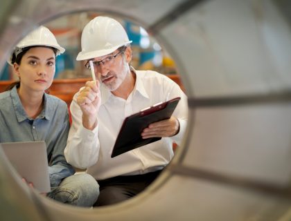 kontrolerzy podczas kontroli w fabryce