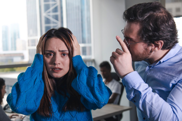 Jak sobie radzić z agresją w pracy?