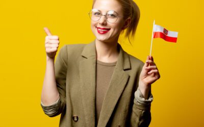 uśmiechnięta blondynka z polską flagą